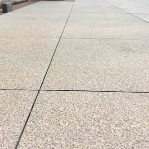 南阳 黄金麻花岗岩石板材荔枝面地面铺装效果