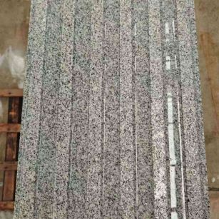 南阳 芝麻白花岗岩荔枝面雕刻盲道，盲条