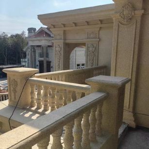 南阳 黄金麻别墅外墙干挂雕花配合阳台栏杆花瓶柱