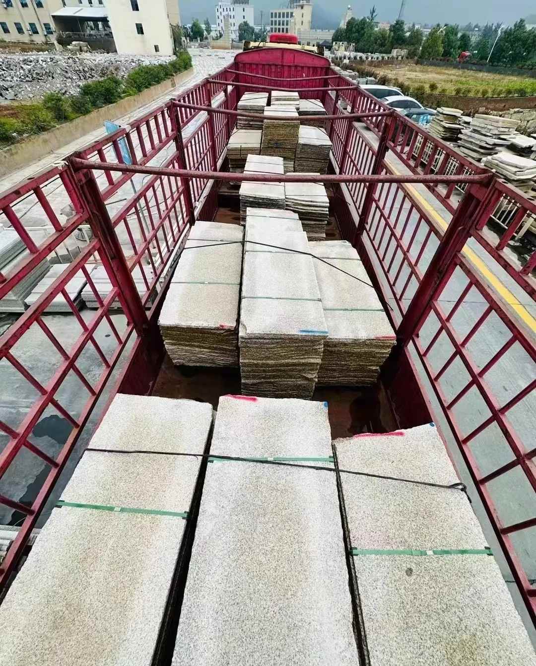 南阳 黄金麻花岗岩荔枝面，光面毛板装车完成