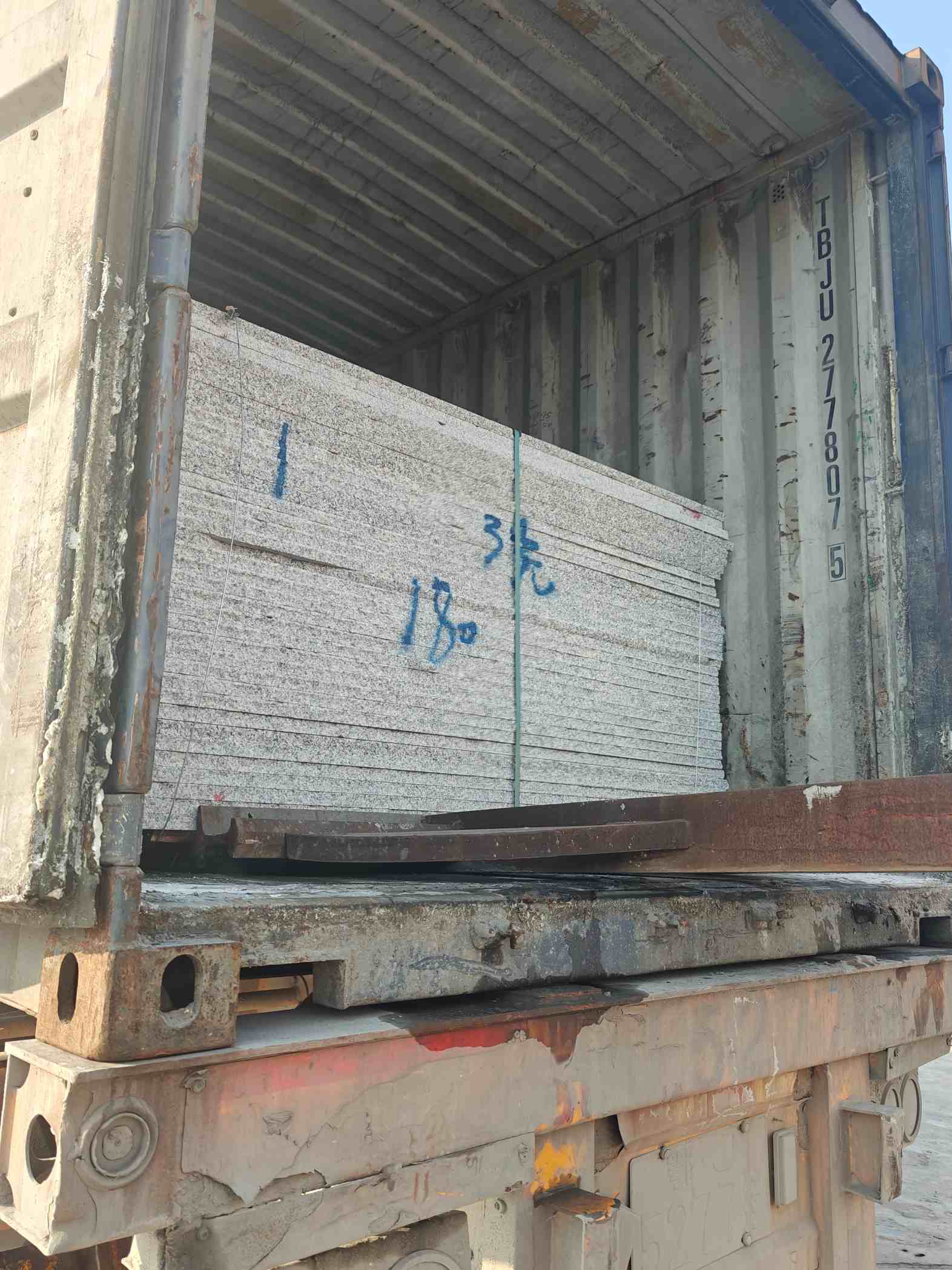 南阳 芝麻白花岗岩石材3.0公分光面毛板装柜出货