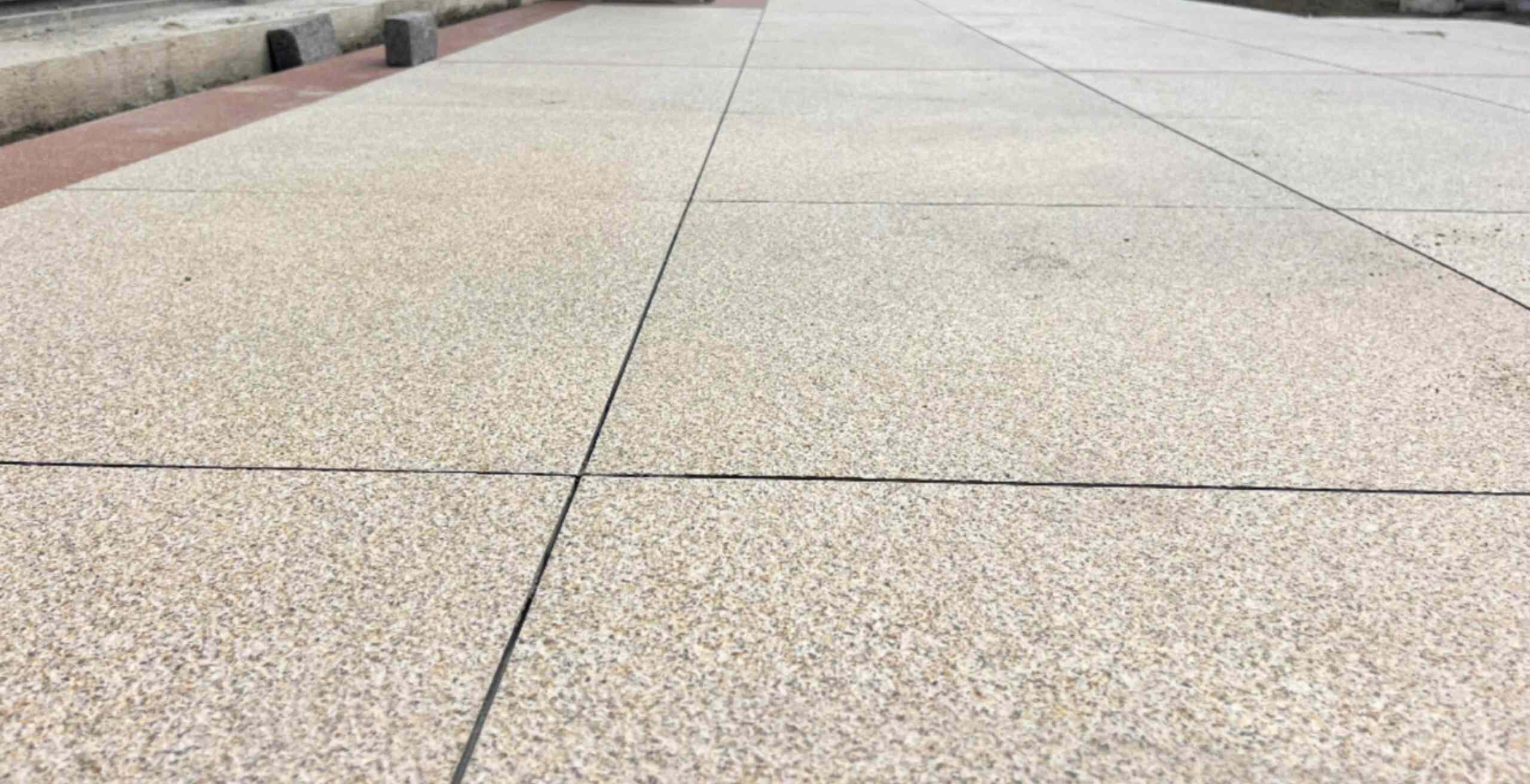 南阳 黄金麻花岗岩石板材荔枝面地面铺装效果