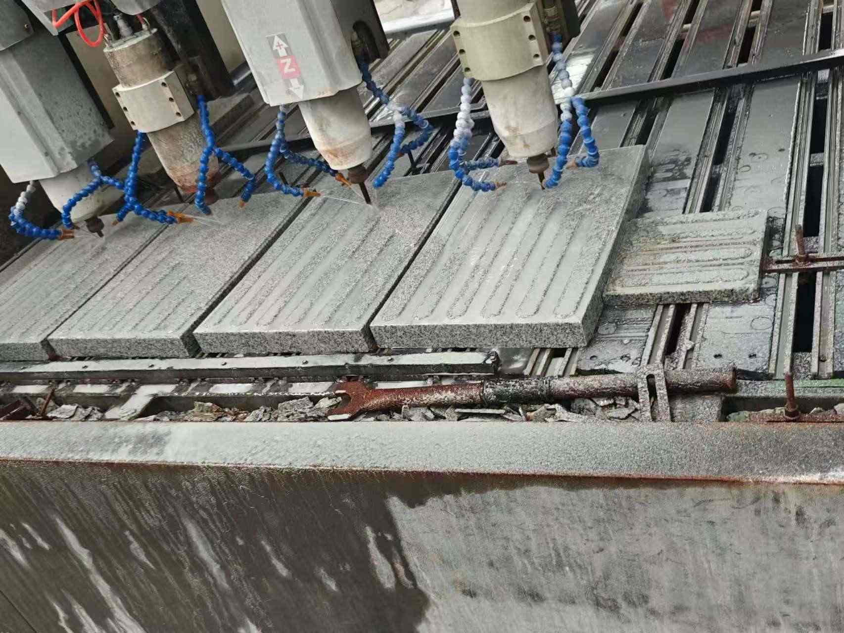 南阳 芝麻白花岗岩荔枝面盲道雕刻