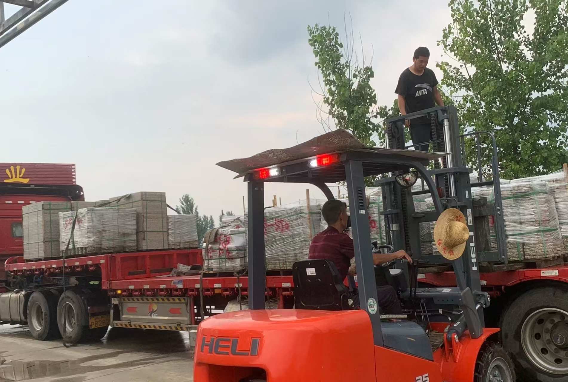 南阳 黄金麻冰裂纹，地铺石装车