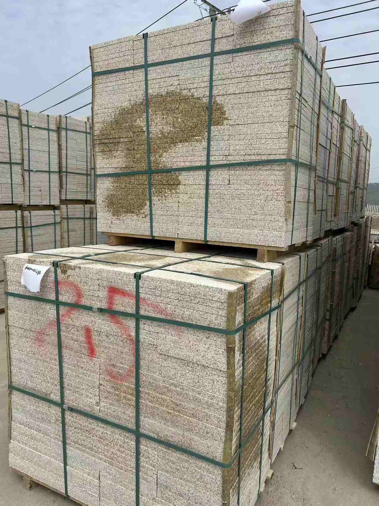 南阳 黄金麻花岗岩石材荔枝面地铺石2.5*300*600