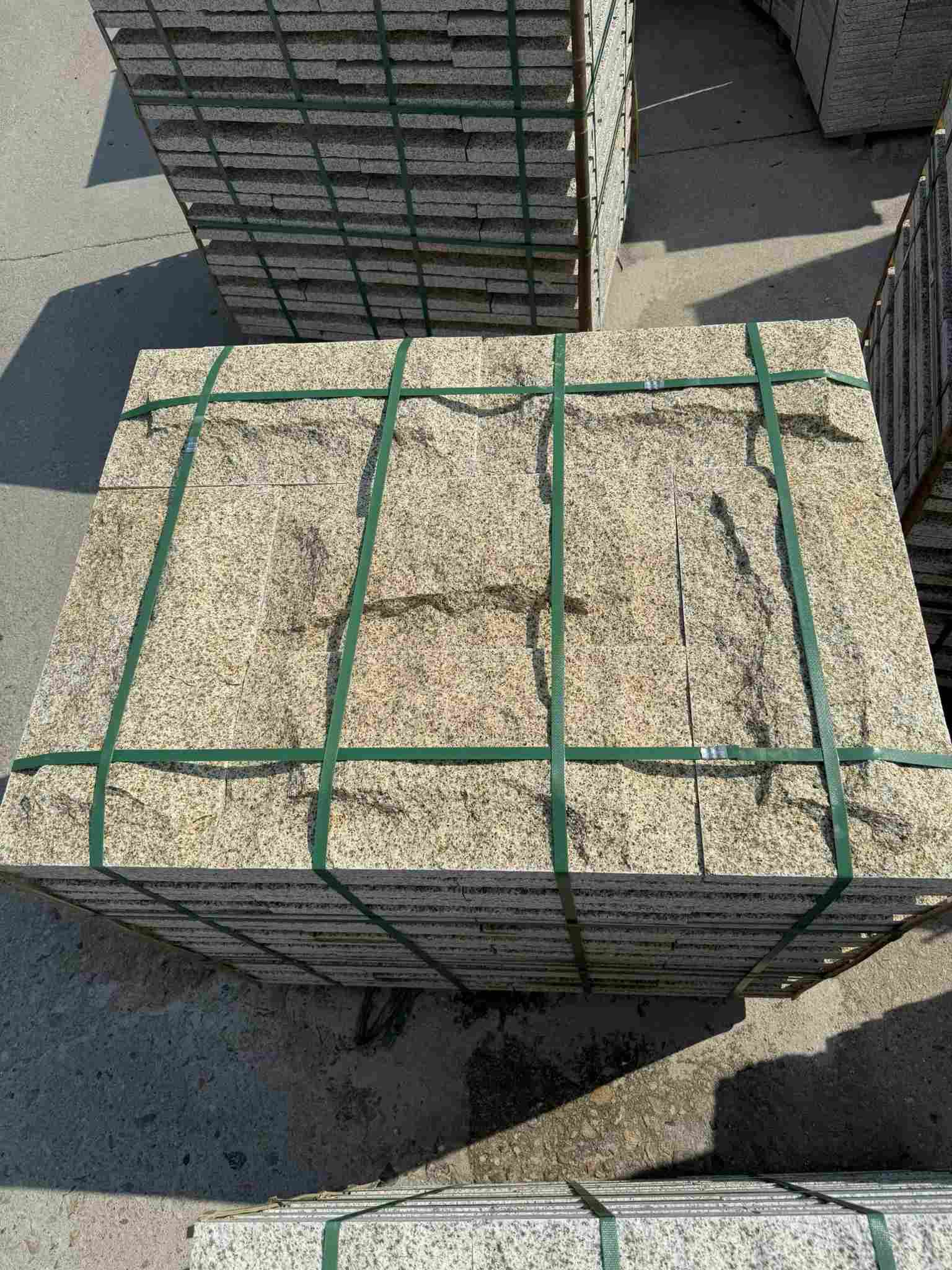 南阳 黄金麻花岗岩石材自然面蘑菇石成品