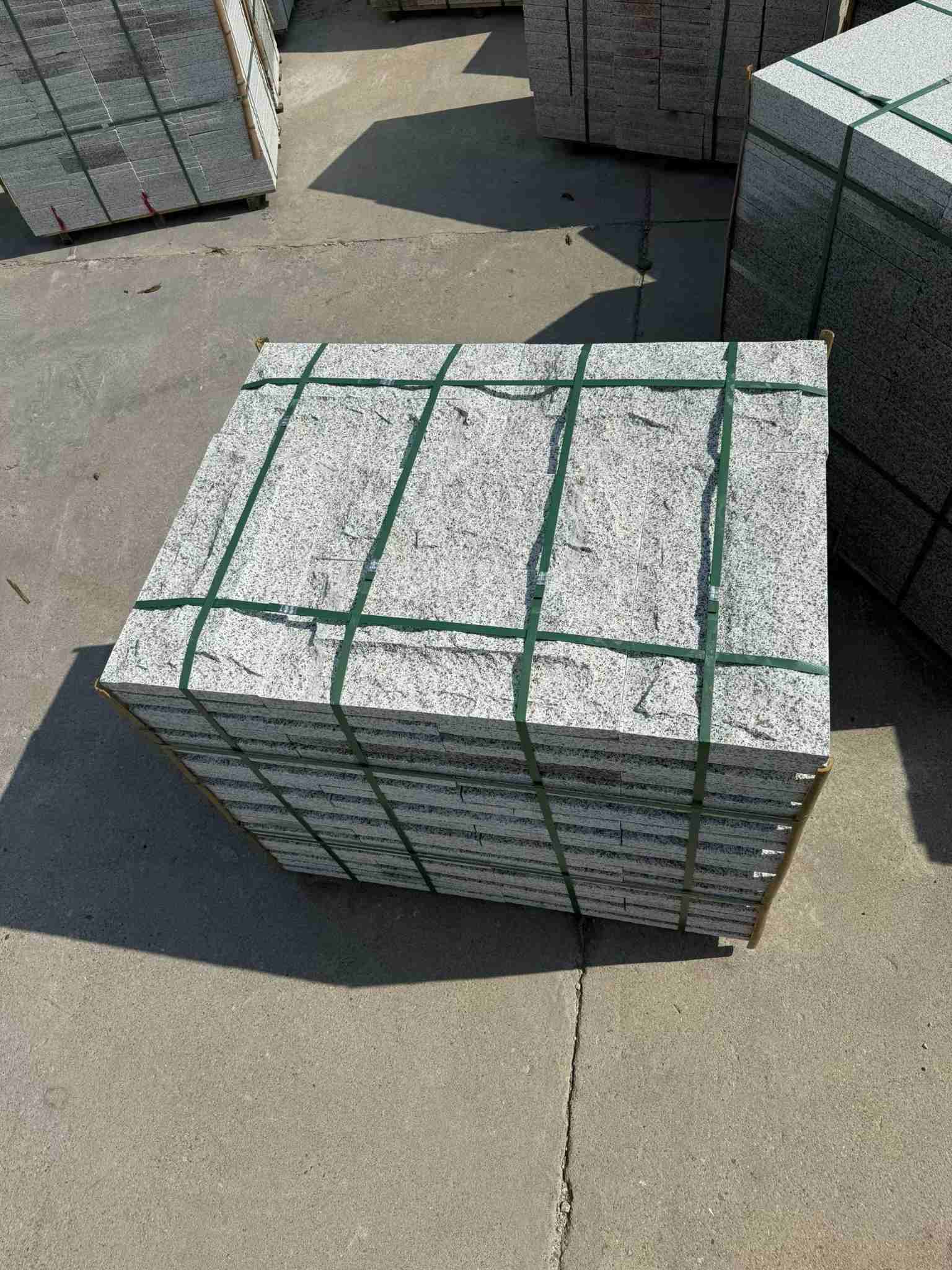 南阳 白麻花岗岩石材自然面蘑菇石成品