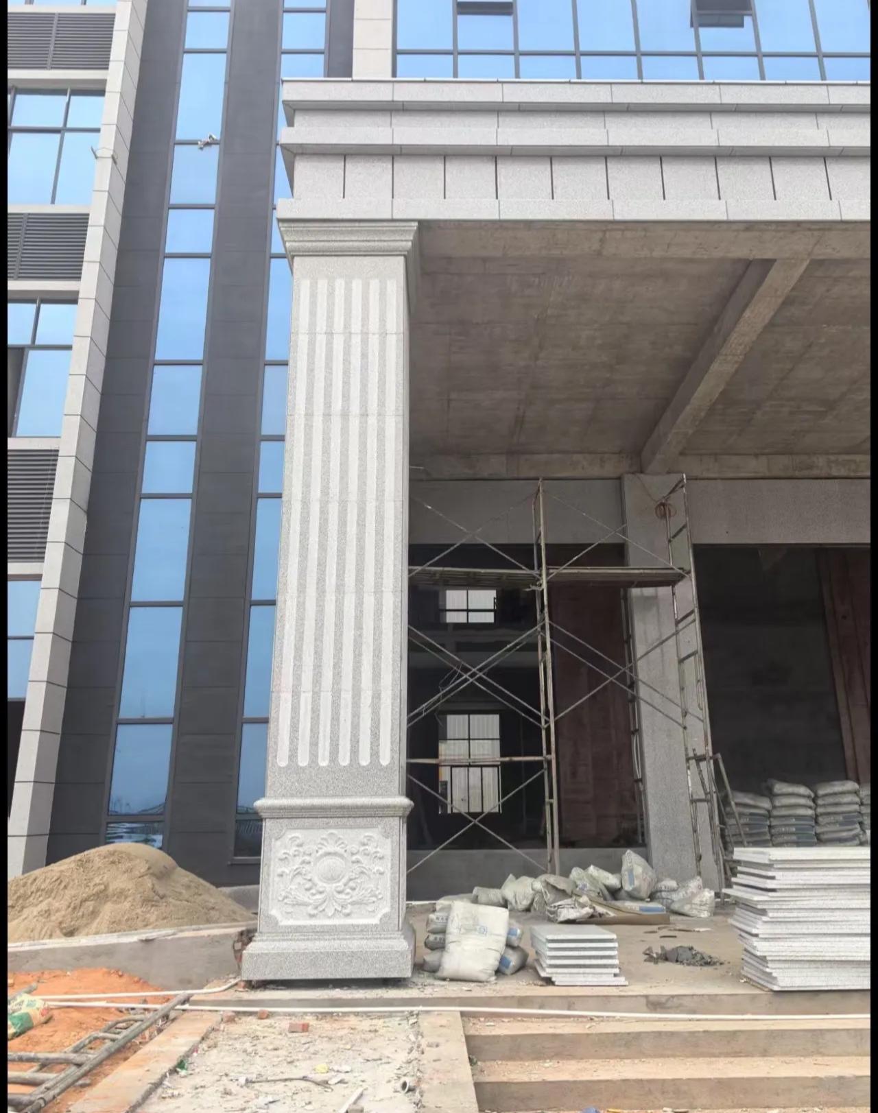 南阳 芝麻白光面花岗岩门楼大柱（罗马柱）配雕花底座