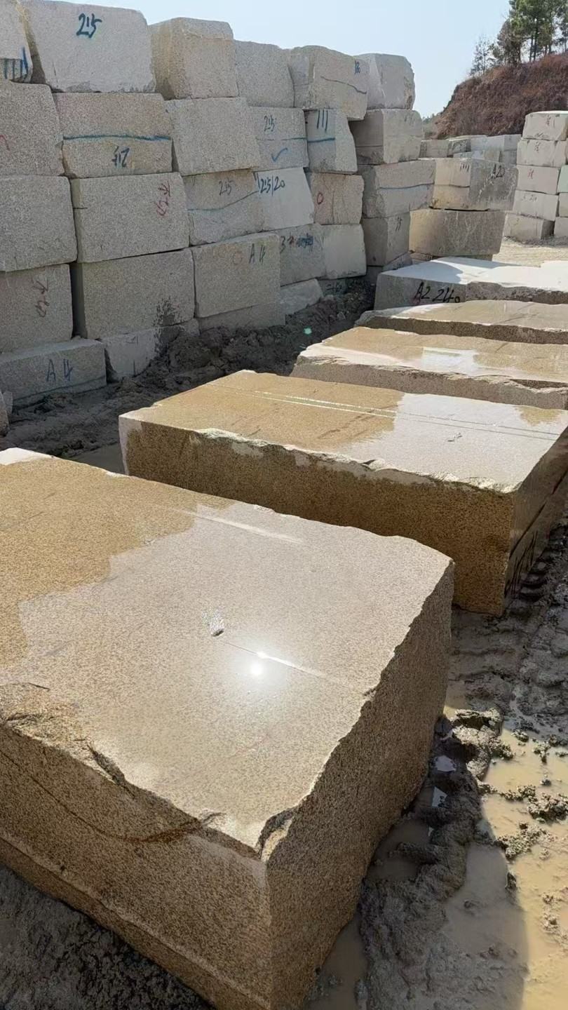 南阳 黄金麻方料堆场洗料分选中，原材料充足