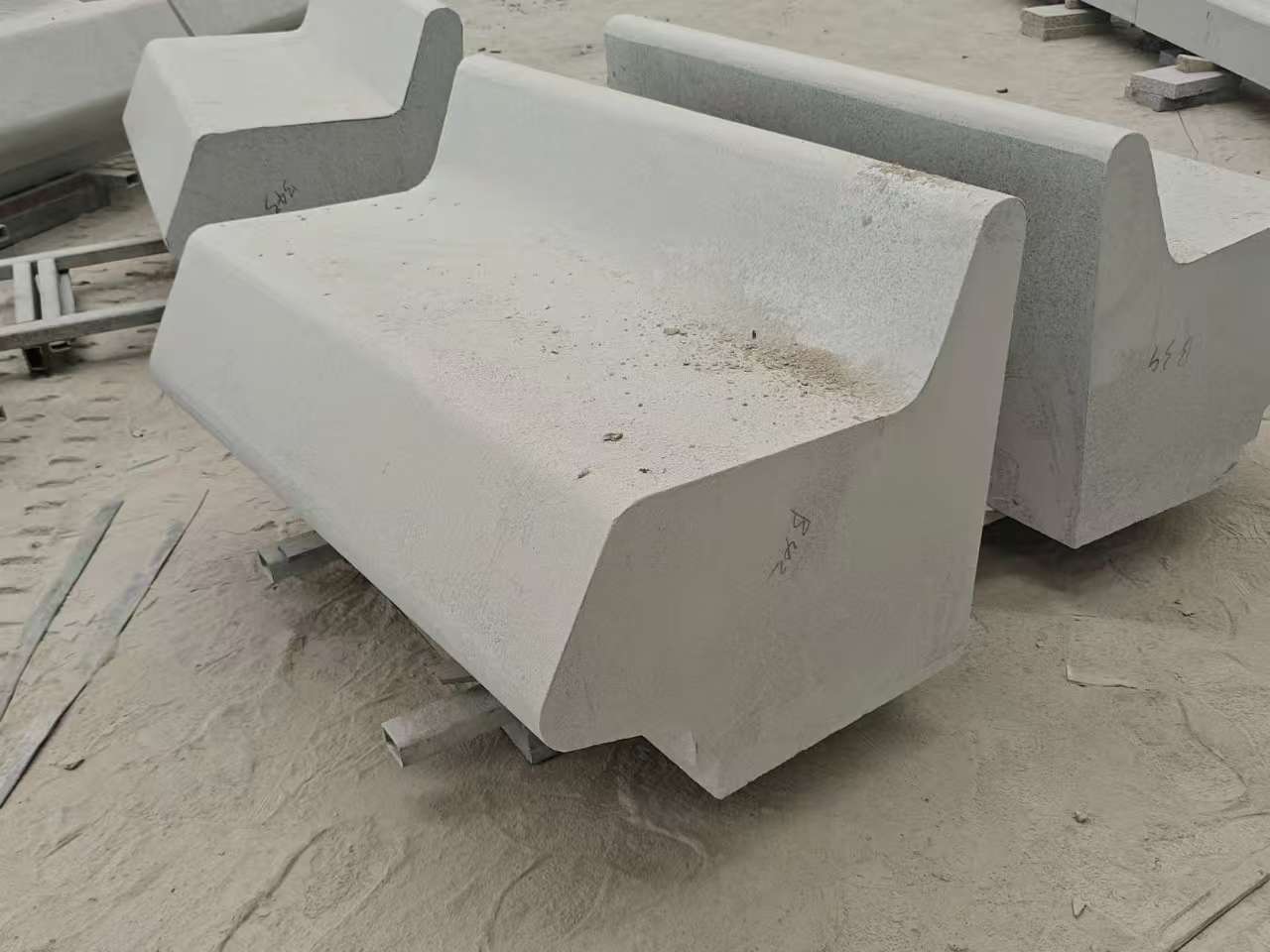 南阳 芝麻白花岗岩异形坐凳，石凳