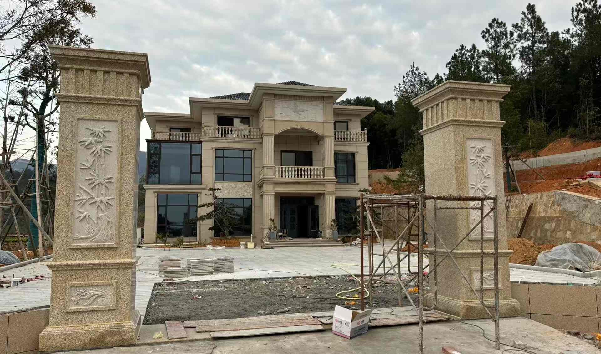 南阳 黄金麻花岗岩别墅雕花外墙干挂配上门口雕花罗马柱