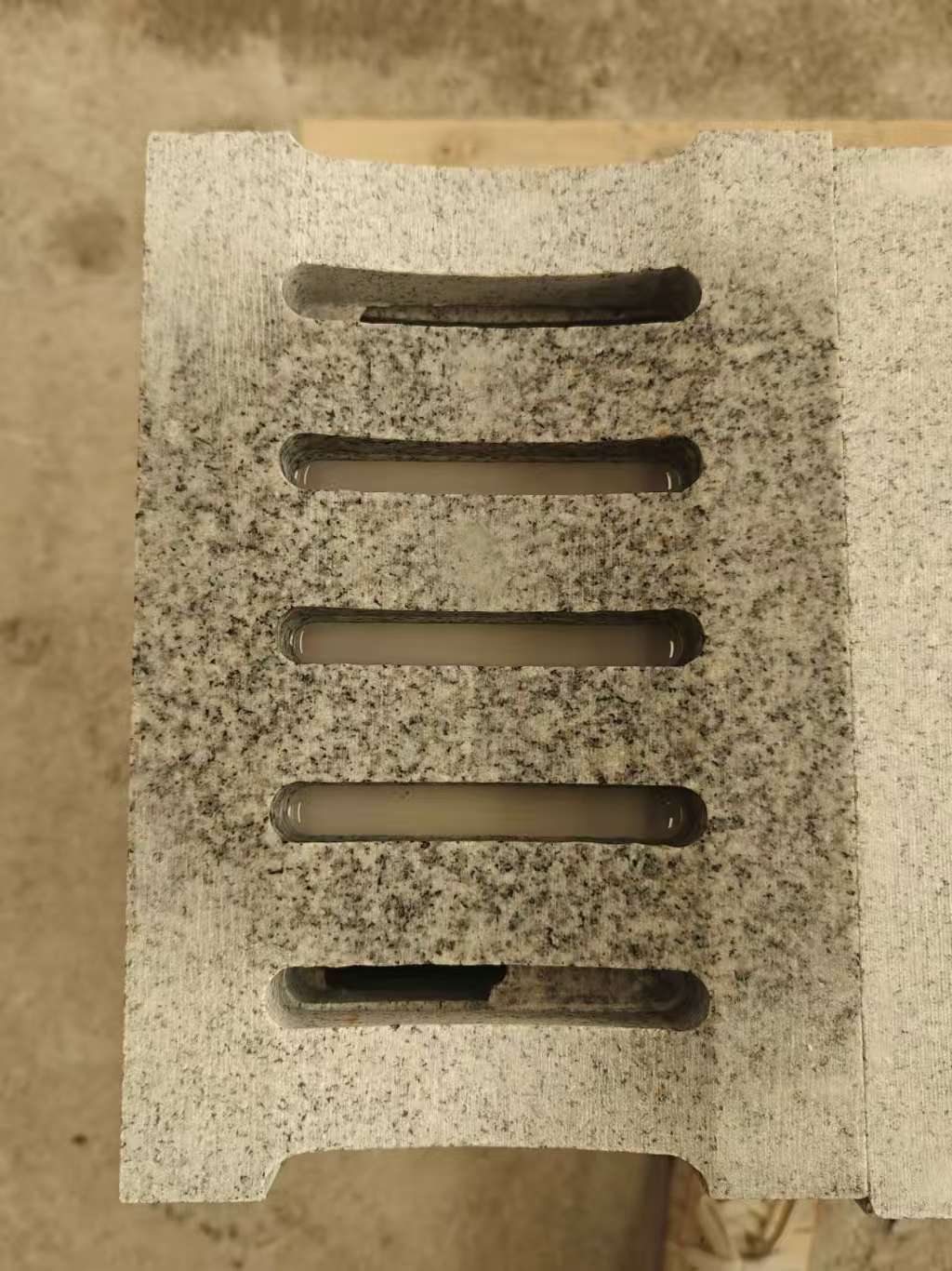 南阳 芝麻白拉丝面花岗岩U型开槽排水槽