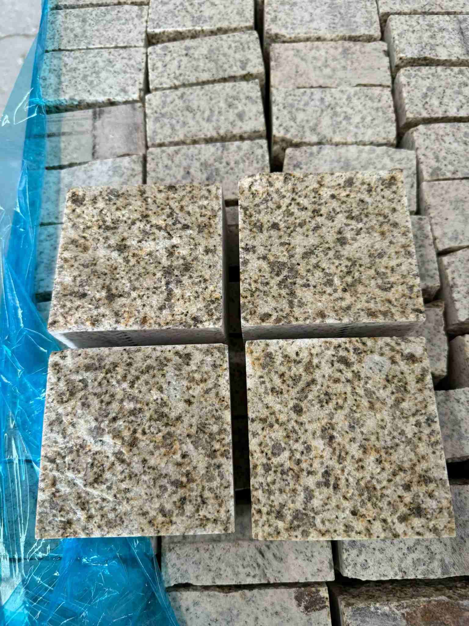 南阳 黄金麻花岗岩自然面小方块，弹石，马蹄石等