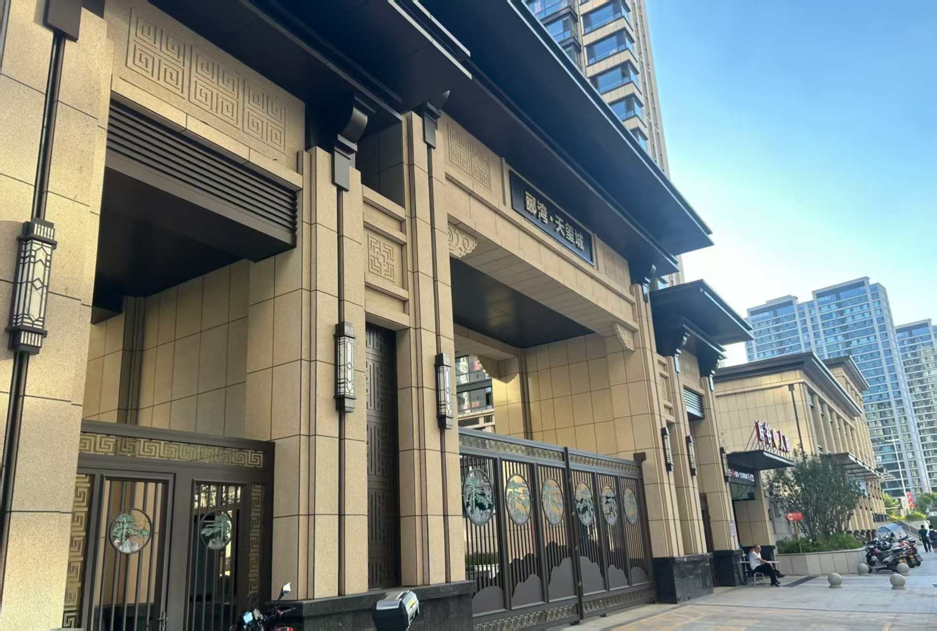 南阳 黄金麻花岗岩荔枝面小区门楼外墙干挂