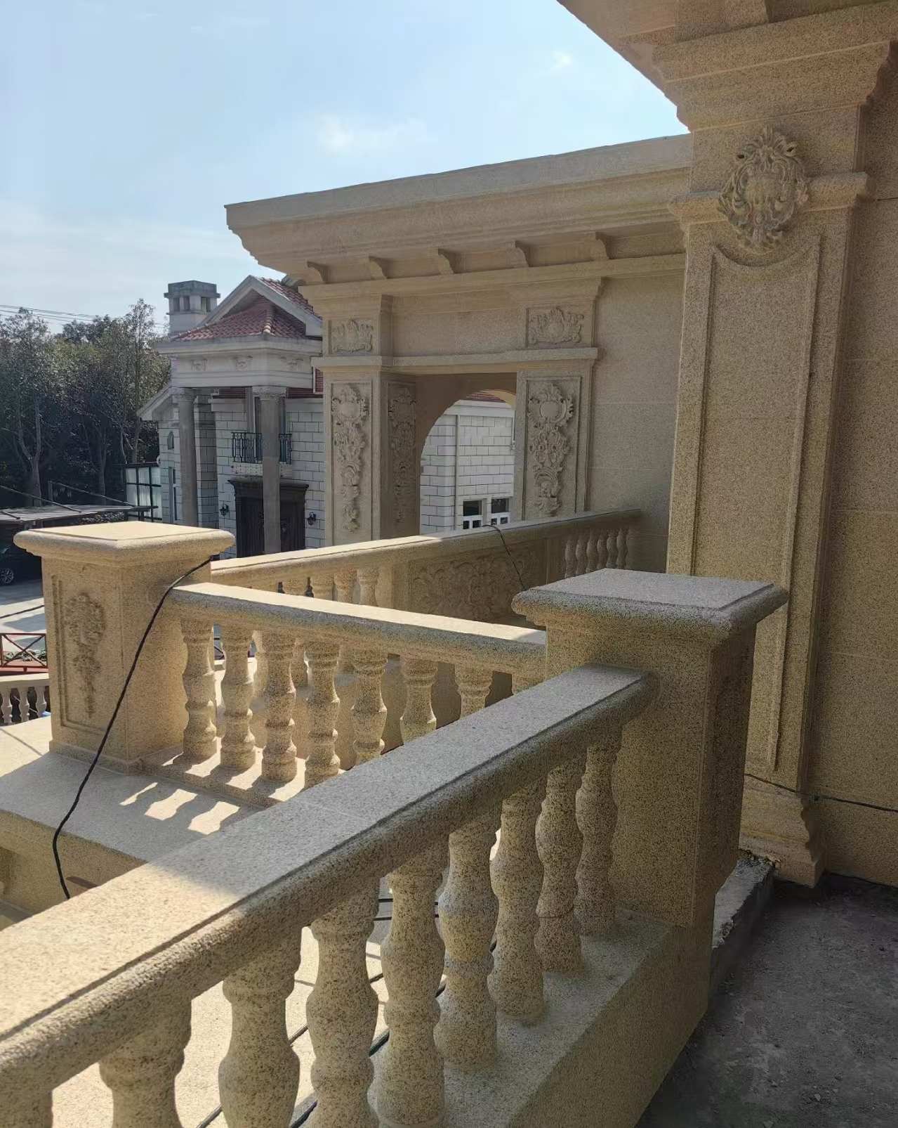 南阳 黄金麻别墅外墙干挂雕花配合阳台栏杆花瓶柱