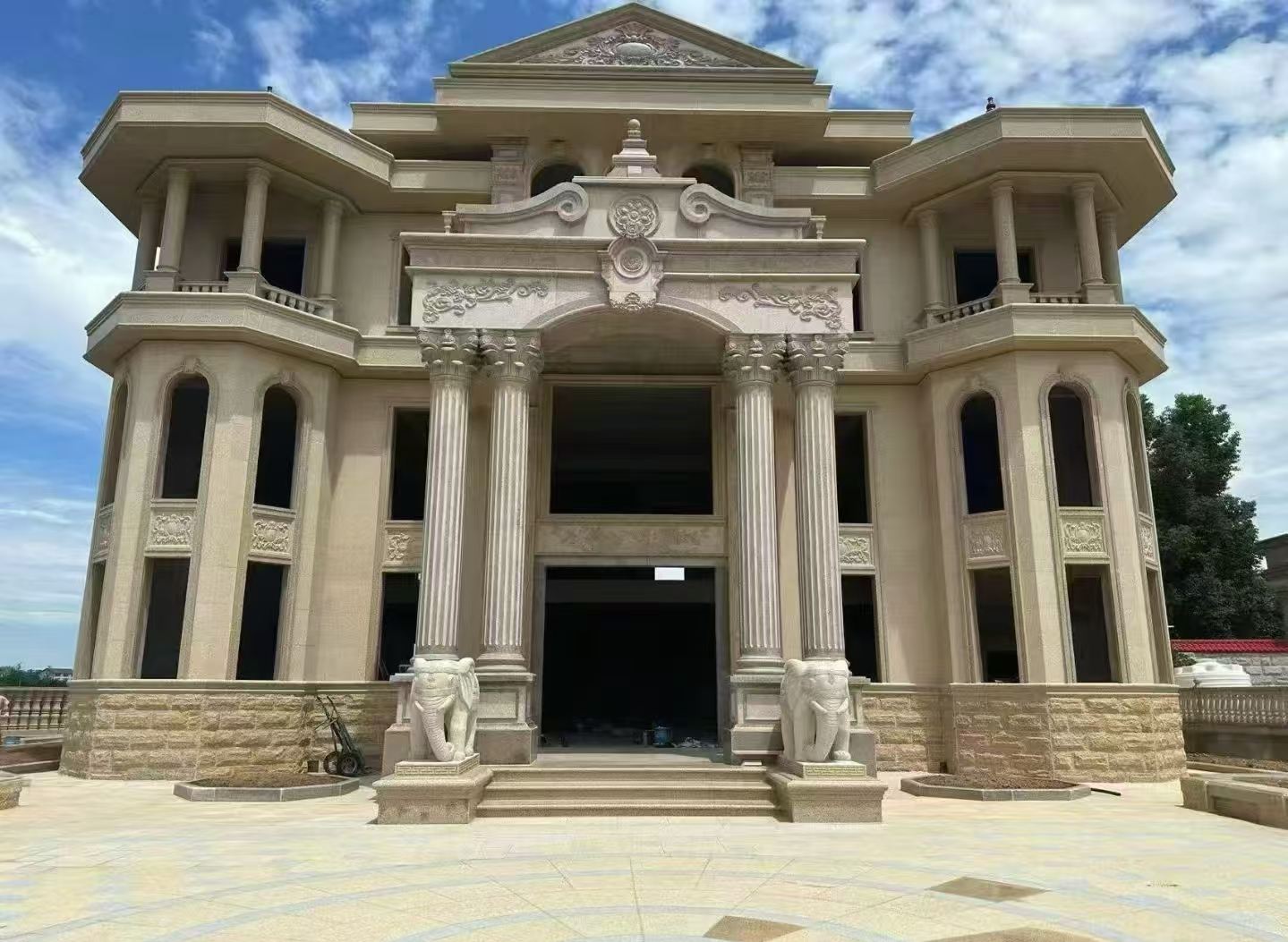 南阳 黄金麻别墅外墙干挂，大柱，大象，蘑菇石，雕花板