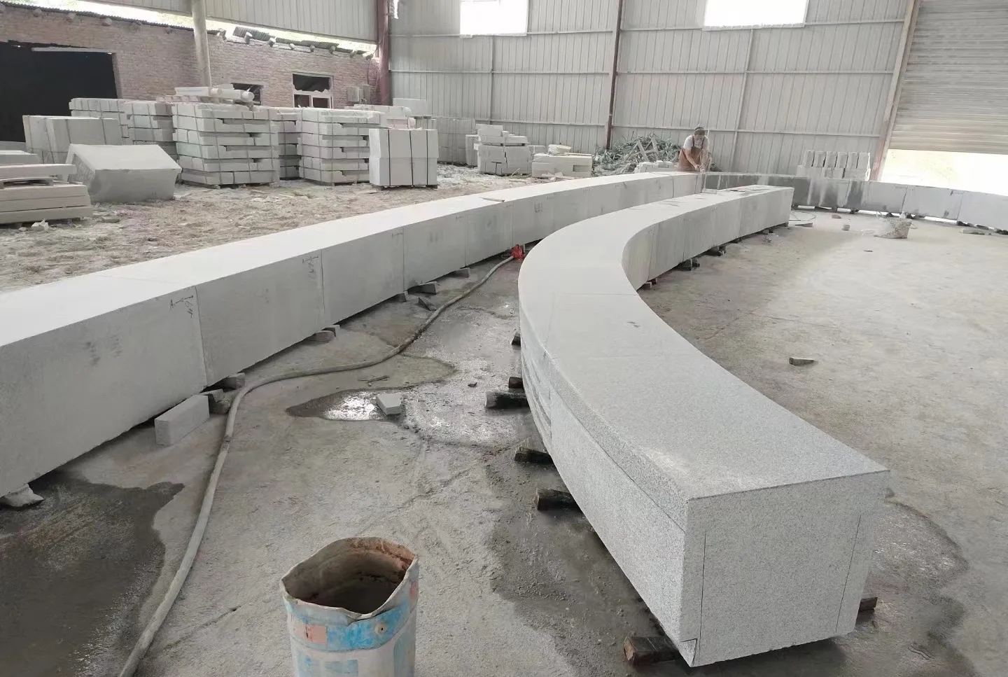 南阳芝麻白花岗岩石板材 园林光面弧形坐凳