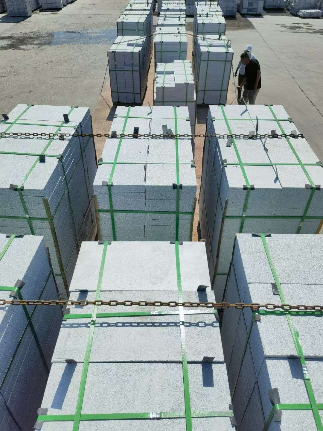 南阳 芝麻白花岗岩5公分地铺石 花岗岩厂家工厂装车日常